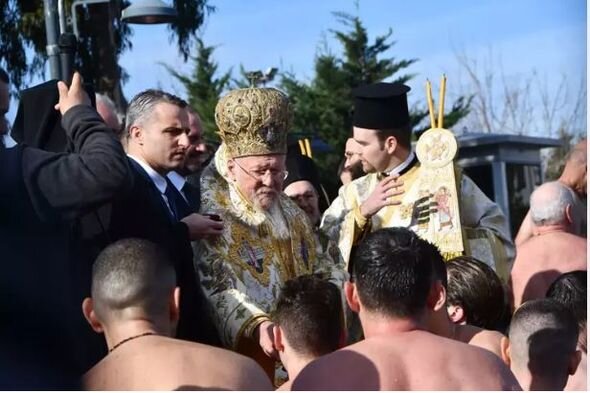 İstanbulda dini mərasim keçirildi: Çox sayda insan dənizə atıldı - FOTO/VİDEO