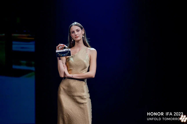 "HONOR" "IFA 2023" sərgisində "HONOR V Purse" modelini təqdim etdi