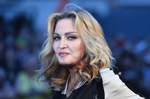 Madonna müalicədən sonra səhnəyə qayıdır