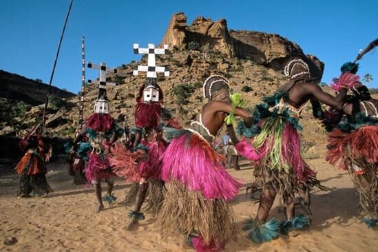 Hamını təəccübləndirən qəbilə: Ölünün külünü yeyirlər