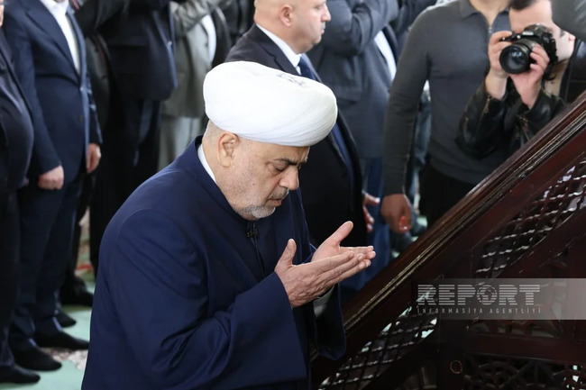 Təzəpir məscidində bayram namazı qılındı (FOTO)