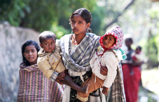 Bu ölkədə 7 yaşı tamam olan qızlar itlə evləndirilir - FOTO