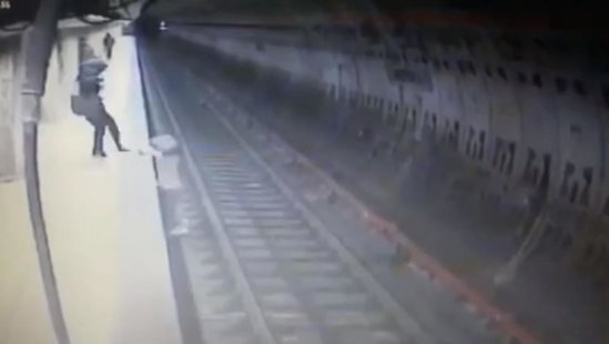 Metroda dəhşətli anlar: qadın 25 yaşlı qızı qatarın altına atdı - VİDEO - FOTO