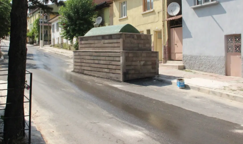 60 ildir yolun ortasında qalan türbə: Qaldırmaq istəyən texniki vasitələr sınır