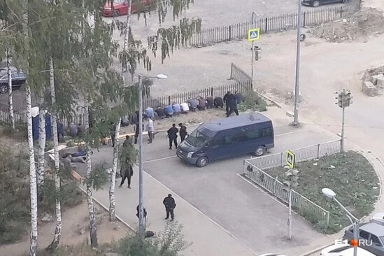 Rusiyada azərbaycanlıların yas məclisinə POLİS BASQINI -FOTO