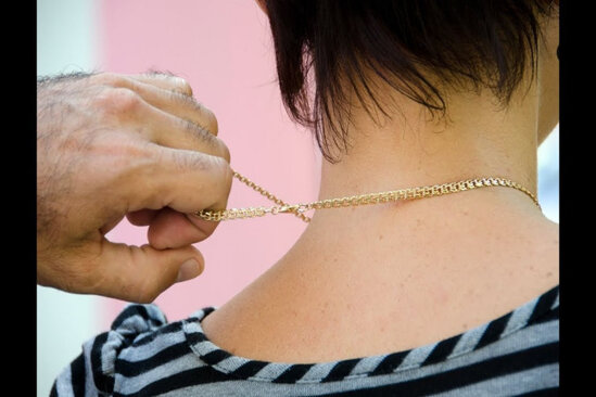 Bakıda qadının boyunbağını qoparıb qaçdılar