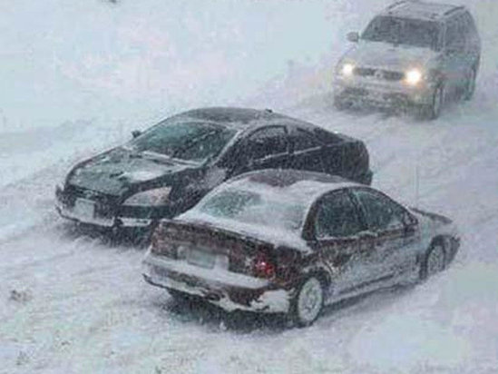 Şamaxıda buz bağlayan yollarda 2 qəza baş verdi: yaralılar var