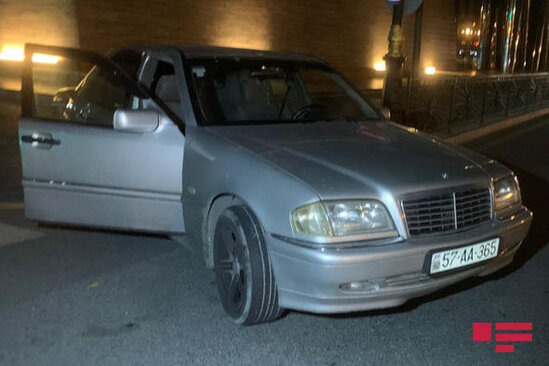 Paytaxtda əks yola çıxan motosiklet qəza törətdi: Sürücünün ayaqları sındı - FOTO/VİDEO