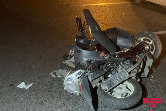 Paytaxtda əks yola çıxan motosiklet qəza törətdi: Sürücünün ayaqları sındı - FOTO/VİDEO