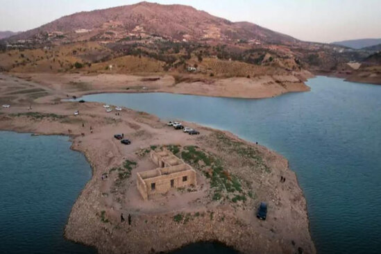 Su çəkildi, kənd üzə çıxdı