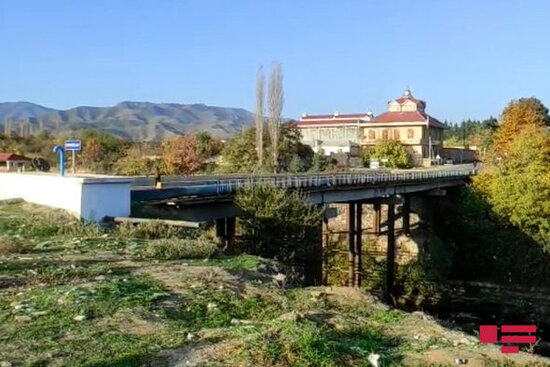 Şəmkirdə ağır qəza: Avtomobil çaya düşdü - FOTO