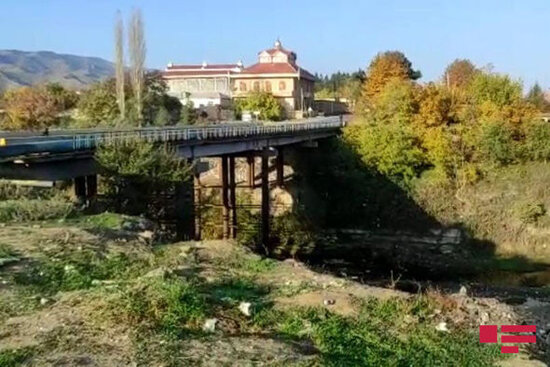 Şəmkirdə ağır qəza: Avtomobil çaya düşdü - FOTO