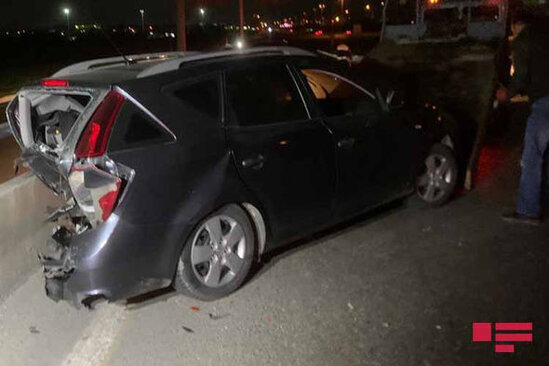 Bakıda körpü üzərində qəza baş verib: Xəsarət alanlar var - FOTO
