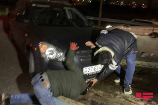 Bakıda körpü üzərində qəza baş verib: Xəsarət alanlar var - FOTO