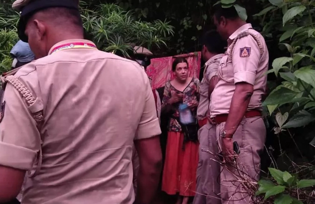 Hindistan polisi iki uşaqla mağarada yaşayan rus qadını tapıb