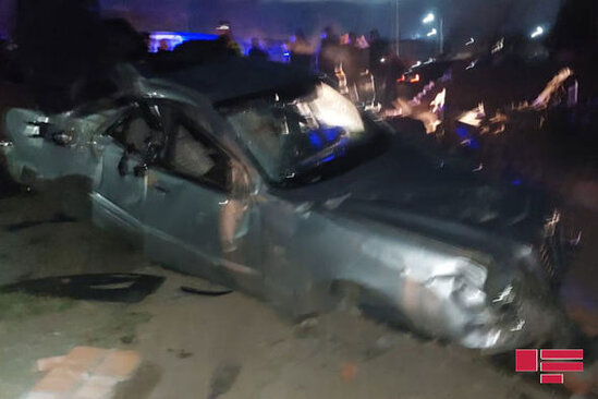 Gəncədə minik avtomobili hasara və traktora çırpılıb, sürücü ağır xəsarət alıb – FOTO