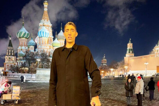 Dünyanın ən uzunboy kişisi Moskvada rus qızı axtarır