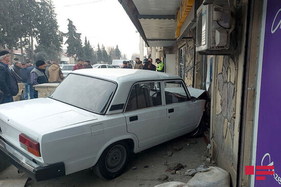 Avtomobil üç maşına çırpılıb mağazaya girdi - ANBAAN VİDEO