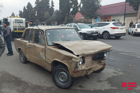 Avtomobil üç maşına çırpılıb mağazaya girdi - ANBAAN VİDEO