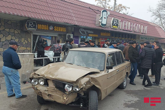 Avtomobil üç maşına çırpılıb mağazaya girdi - ANBAAN VİDEO