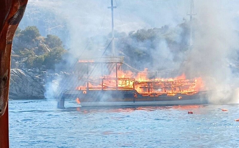 Marmaris sahillərində turist gəmisində yanğın olub, yaralılar var