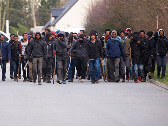 "Cəngəllik"də miqrantların yemək davası: 20 yaralı - VİDEO - FOTO