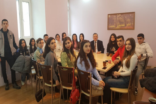 Deputat tələbələrə kafedə dərs keçdi