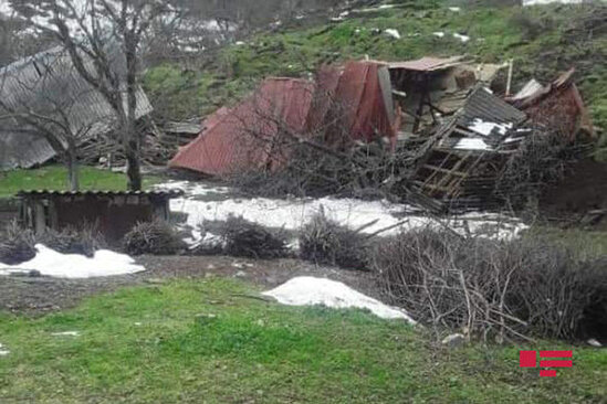 Lerikdə torpaq sürüşməsi: Ev, tövlə, mal-qara torpaq altında qaldı - FOTO