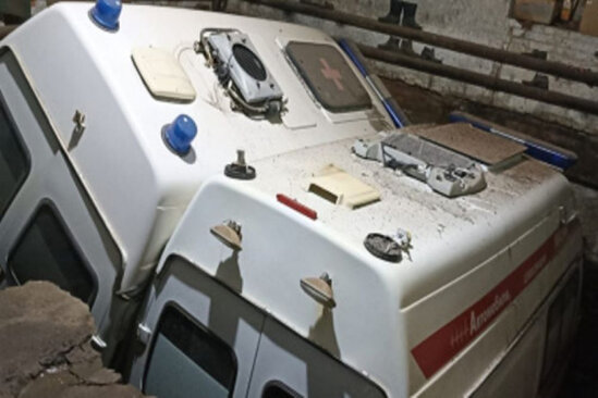 Təcili yardım maşınları torpağa çökdü