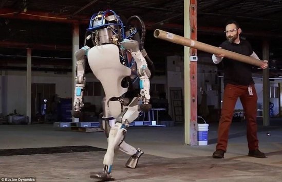 Dünyada ilk dəfə: robot qapını açıb qaçdı - VİDEO - FOTO