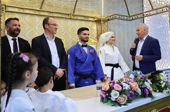 Gəlin toyun ortasında bəyin belini yerə vurdu - VİDEO