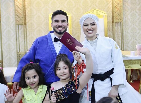 Gəlin toyun ortasında bəyin belini yerə vurdu - VİDEO