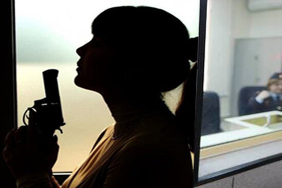 Məktəbli qız atasını GÜLLƏLƏYİB, sonra da BIÇAQLADI