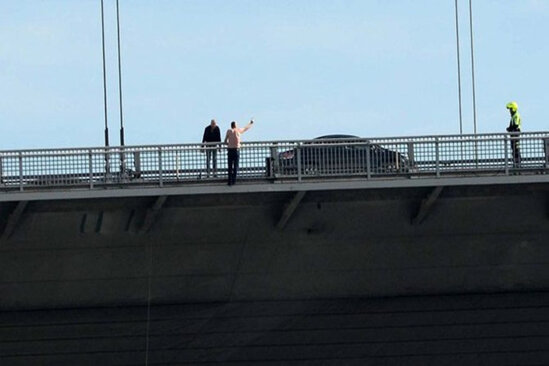 Bakıda gənc oğlan özünü öldürmək istədi görün nə etdi?