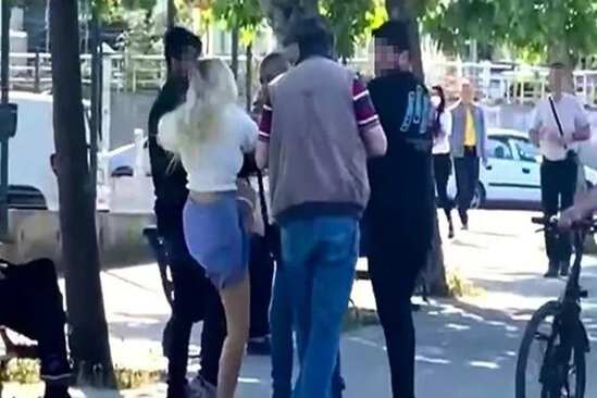 Mini yubkalı qız onu çəkən kişinin başına OYUN AÇDI - VİDEO