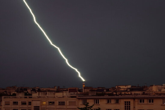 Eyfel qülləsini İLDIRIM vurdu