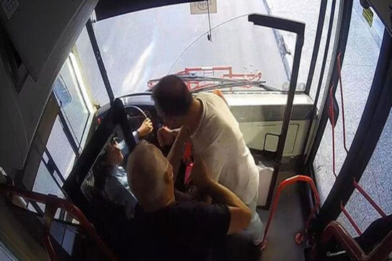 Qadın sürücünü əvvəlcə təhqir etdi, sonra... - AVTOBUSDA TƏHLÜKƏLİ ANLAR