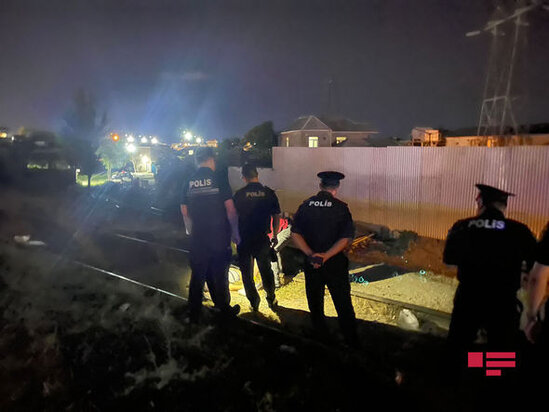 Bakıda qatar kişini iki hissəyə böldü - FOTO