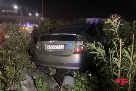 Bakı-Sumqayıt şosesində qəza: "Prius" güllük əraziyə girdi - FOTO