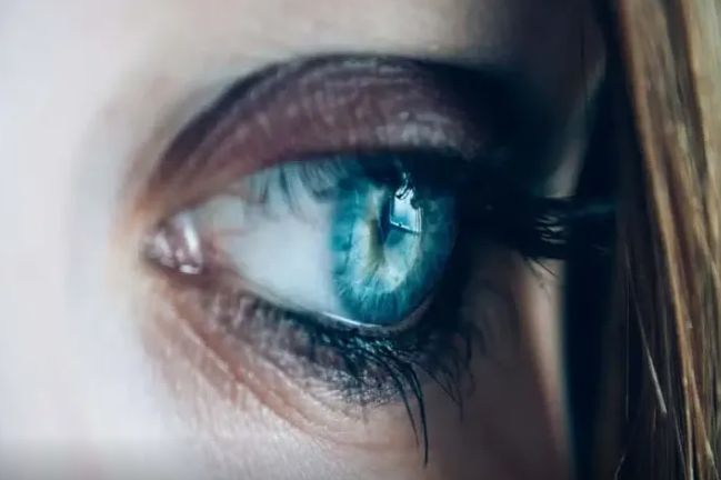 Gözlərdə ciddi sağlamlıq problemlərini göstərən 5 ƏLAMƏT