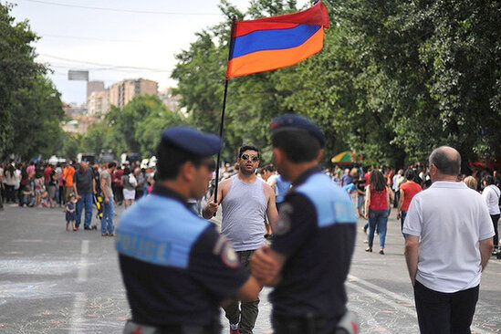 Yerevanda polislə vətəndaşlar arasında dava