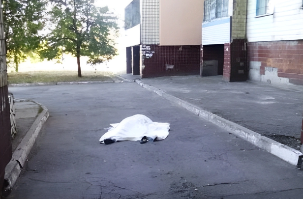 32 yaşlı kişi beşinci mərtəbədən yıxılaraq öldü