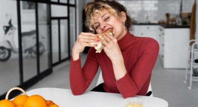 Mütəxəssislər hər gün artıq yeməyin qarşısını almaq üçün sadə üsullar təqdim edirlər