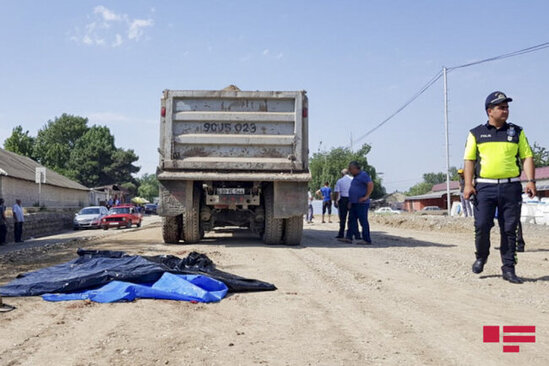 Yol kənarından kişi meyiti tapıldı