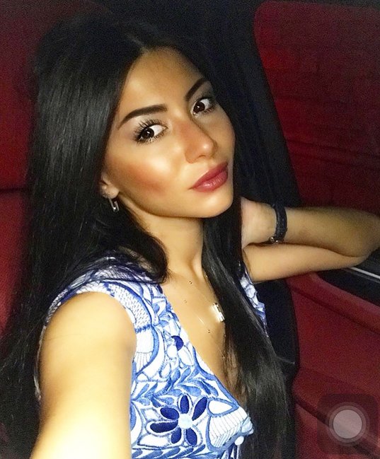 Aysel Əlizadə bahalı "Porche"sində pozlar verdi - FOTOLAR