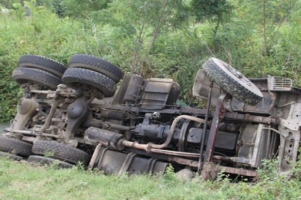 Qaxda "KamAZ" aşıb, sürücü xəsarət alıb