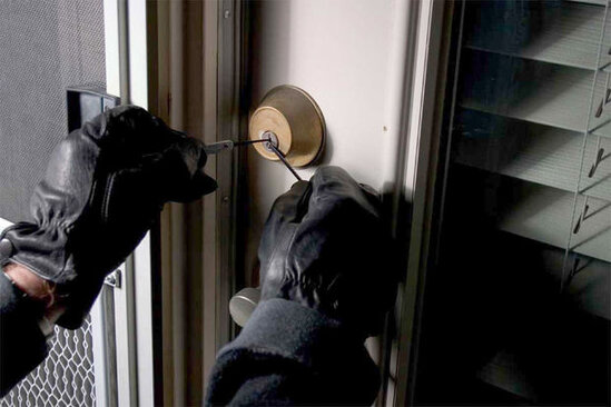 Bakıda evə basqın: Saxlanılanlar arasında bacı-qardaş da var