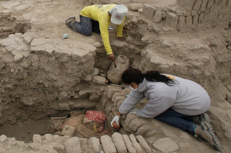 Arxeoloqlar zibilliyin altından 3000 İL YAŞI olan MUMYA TAPDI