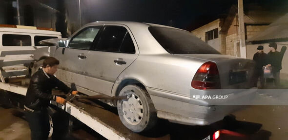 Gəncədə maşın işıq dirəyinə və evin divarına çırpılıb - FOTO