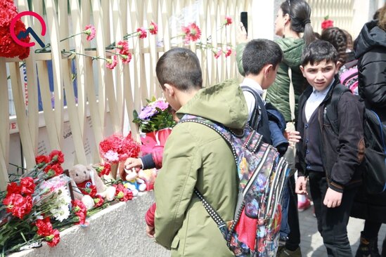 Elina həmin məktəbin qarşısında anılır... - Fotolar